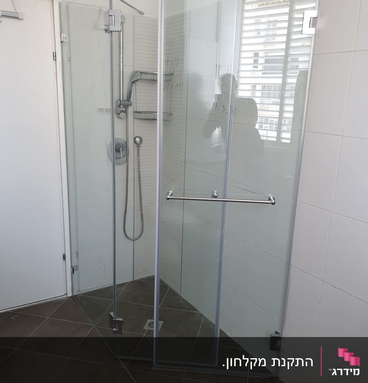 מקלחון זכוכית עם דלתות ומוט מקלחת